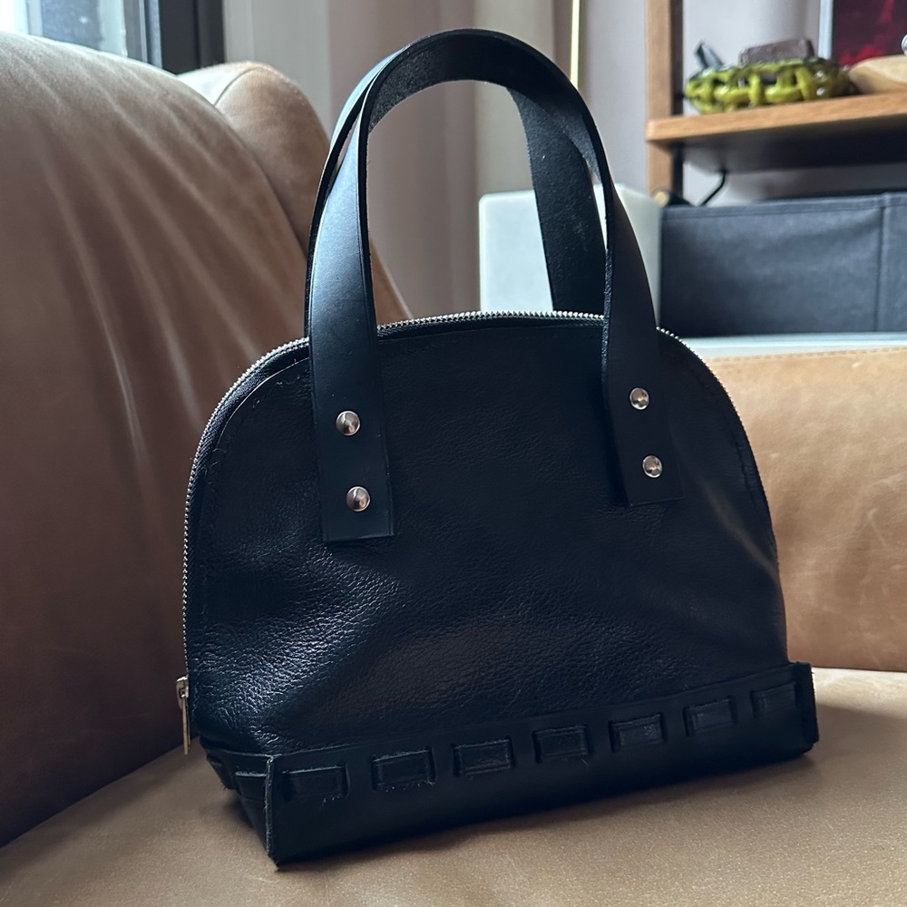Vintage structured bowler black leather bag 60s mod minimal luxe 90s Y2K bowling